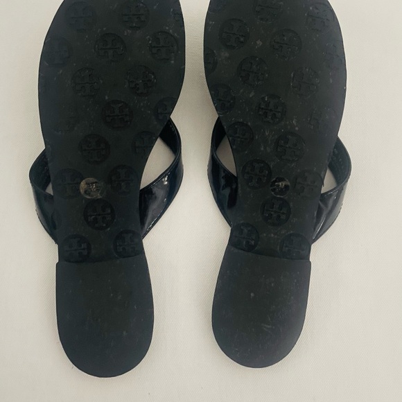 Tory Burch thora patent leather flip flop in black - Picture 2 of 4